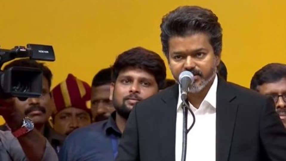 <p>తమిళనాడు సీఎంగా ఆదివారం ఉదయం ప్రమాణం చేశారు చంద్రశేఖర్​ జోసెఫ్​ విజయ్. చెన్నైలోని జవహర్​లాల్​ స్టేడియం వేదికగా ఈ ఈవెంట్​ అత్యంత అట్టహాసంగా జరిగింది.</p>