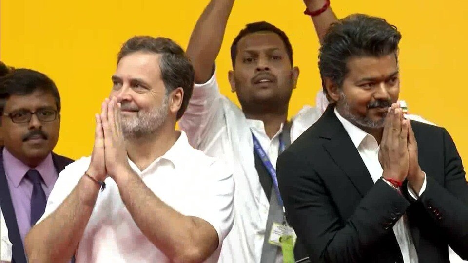 <p>కాంగ్రెస్​తో పాటు వివిధ పార్టీల మద్దతుతో విజయ్​ ఈ ప్రభుత్వాన్ని ఏర్పాటు చేసిన విషయం తెలిసిందే. ఈ నేపథ్యంలో విజయ్ ప్రమాణస్వీకార మహోత్సవానికి కాంగ్రెస్​ సీనియర్​ నేత రాహుల్​ గాంధీ హాజరయ్యారు. తనని ఎవరు నమ్మని సమయంలో, తాను రాజకీయాల్లో రాణించగలను అని రాహుల్​ గాంధీ, కాంగ్రెస్​ పార్టీలు విశ్వసించాయని గతంలో విజయ్​ తెలిపారు.</p>