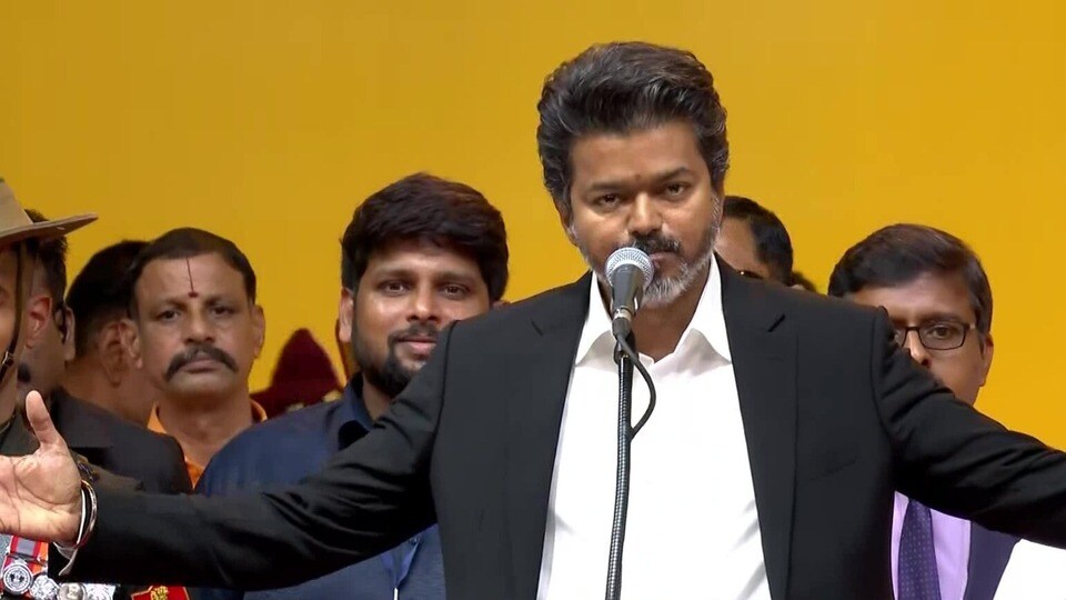 <p>విజయ్​తో పాటు మరో తొమ్మిది మంది మంత్రులు కూడా ఆదివారం జరిగిన ఈవెంట్​లో ప్రమాణం చేశారు. వారిలో అత్యంత సీనియర్​గా కేఏ సెంగోట్టయన్ ఉండగా, అత్యంత పిన్నవయస్కురాలిగా కీర్తన నిలిచారు.</p>