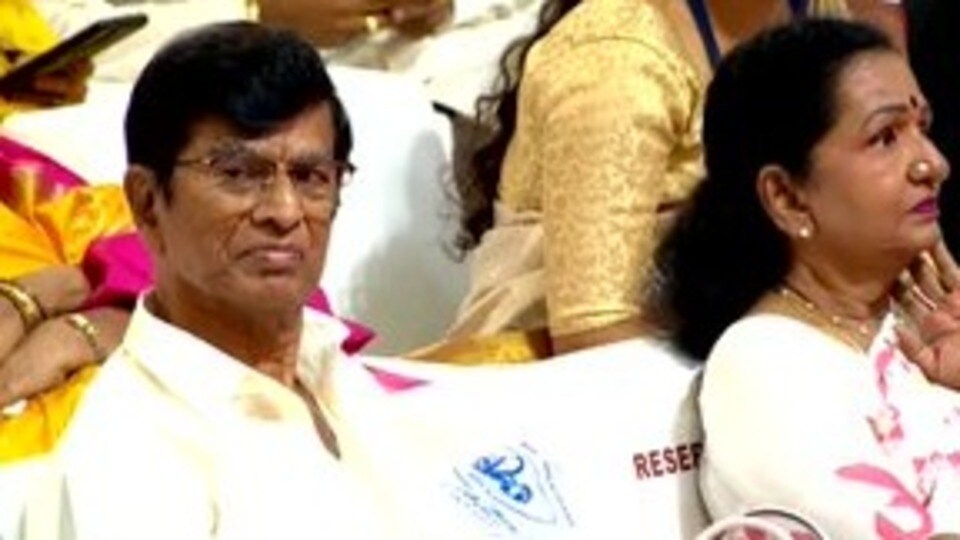 <p>విజయ్ తమిళనాడు సీఎం అవ్వడంపై ఆయన తల్లిదండ్రులు హర్షం వ్యక్తం చేశారు. మదర్స్​ డే గిఫ్ట్​ దొరికిందని ఆయన తల్లి శోభ చంద్రశేఖర్​ మురిసిపోయారు.</p>