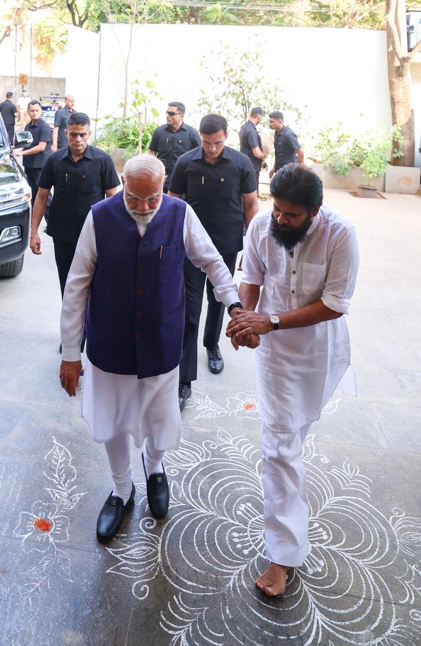 <p>ఏపీ ఉప ముఖ్యమంత్రి, జనసేన అధినేత పవన్ కళ్యాణ్ నివాసానికి ప్రధానమంత్రి నరేంద్ర మోదీ వెళ్లారు. పవన్ కళ్యాణ్ ఆరోగ్యంపై ఆరా తీసి ఆయనను పరామర్శించారు. </p>