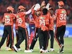 <p><strong>ఎస్​ఆర్​హెచ్-</strong> హైదరాబాద్ కూడా 14 పాయింట్లతో ఆర్సీబీతో సమానంగా ఉన్నప్పటికీ, రన్ రేట్ (+0.737) తక్కువగా ఉండటం వల్ల రెండో స్థానంలో ఉంది. ఈ జట్టు తమ చివరి మూడు మ్యాచ్‌ల్లో రెండింటిలో గెలిస్తే ప్లేఆఫ్స్ బెర్తు ఖాయమవుతుంది. మే 22న ఆర్సీబీతో జరగనున్న చివరి లీగ్ మ్యాచ్ ఈ జట్టు ‘క్వాలిఫైయర్ 1’ స్థానాన్ని నిర్ణయించే అవకాశం ఉంది.</p>(AFP)