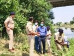 Kaimur SP Hari Mohan Shukla directing the FSL experts at the crime scene under the Durgawati bridge Kaimur SP Hari Mohan Shukla directing the FSL experts at the crime scene under the Durgawati bridge