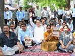 Members of the Lucknow Mahanagar Sarafa Association and bullion traders stage a protest at Ashiana after Prime Minister Narendra Modi’s appeal urging citizens to refrain from purchasing gold for a year, in Lucknow on Monday. (ANI Photo)