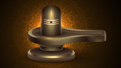 <p>ప్రతిరోజూ శివలింగానికి జలాభిషేకం చేయడం తప్పనిసరి. పాలు, పెరుగు, తేనె, నెయ్యి మరియు పంచదారతో పంచామృత అభిషేకం నిర్వహించవచ్చు. బిల్వ పత్రాలు (మారేడు దళాలు), తెల్ల గంధం, జిల్లేడు పువ్వులు శివునికి అత్యంత ప్రీతిపాత్రమైనవి. ఇక శివలింగ పూజలో కొన్ని వస్తువులను ఎట్టి పరిస్థితుల్లోనూ వాడకూడదు. కుంకుమ, పసుపు, తులసి ఆకులు , మొగలి పువ్వులను శివలింగానికి సమర్పించడం నిషిద్ధం. పూజ సమయంలో 'ఓం నమః శివాయ' మంత్రాన్ని జపిస్తూ ప్రశాంత చిత్తంతో ఉండాలి.</p> <p>ప్రతిరోజూ శివలింగానికి జలాభిషేకం చేయడం తప్పనిసరి. పాలు, పెరుగు, తేనె, నెయ్యి మరియు పంచదారతో పంచామృత అభిషేకం నిర్వహించవచ్చు. బిల్వ పత్రాలు (మారేడు దళాలు), తెల్ల గంధం, జిల్లేడు పువ్వులు శివునికి అత్యంత ప్రీతిపాత్రమైనవి. ఇక శివలింగ పూజలో కొన్ని వస్తువులను ఎట్టి పరిస్థితుల్లోనూ వాడకూడదు. కుంకుమ, పసుపు, తులసి ఆకులు , మొగలి పువ్వులను శివలింగానికి సమర్పించడం నిషిద్ధం. పూజ సమయంలో 'ఓం నమః శివాయ' మంత్రాన్ని జపిస్తూ ప్రశాంత చిత్తంతో ఉండాలి.</p>
