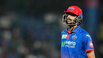 <p><strong>డీసీ- </strong>దిల్లీ క్యాపిటల్స్ జట్టు దాదాపు టోర్నీ నుంచి నిష్క్రమించే స్థితిలో ఉంది. గణితశాస్త్ర పరంగా అవకాశాలు ఉన్నప్పటికీ, రన్రేట్ (-1.154) అత్యంత దారుణంగా ఉండటం వారికి శాపంగా మారింది. డీసీ అద్భుతం చేసి అన్ని మ్యాచ్లు భారీ తేడాతో గెలవడంతో పాటు మిగిలిన జట్లు ఘోరంగా ఓడిపోవాలని ఈ జట్టు అభిమానులు కోరుకోవాలి.</p> <p><strong>డీసీ- </strong>దిల్లీ క్యాపిటల్స్ జట్టు దాదాపు టోర్నీ నుంచి నిష్క్రమించే స్థితిలో ఉంది. గణితశాస్త్ర పరంగా అవకాశాలు ఉన్నప్పటికీ, రన్రేట్ (-1.154) అత్యంత దారుణంగా ఉండటం వారికి శాపంగా మారింది. డీసీ అద్భుతం చేసి అన్ని మ్యాచ్లు భారీ తేడాతో గెలవడంతో పాటు మిగిలిన జట్లు ఘోరంగా ఓడిపోవాలని ఈ జట్టు అభిమానులు కోరుకోవాలి.</p>