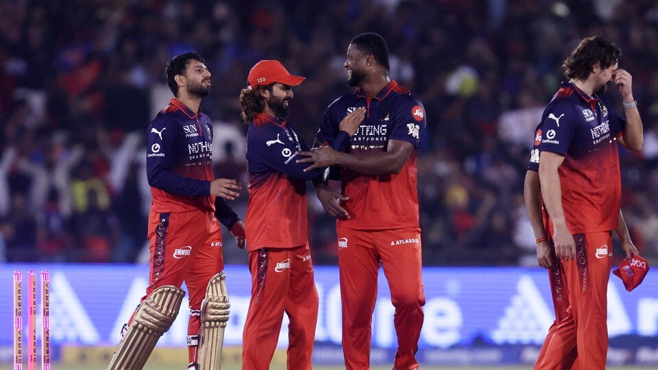 <p><strong>ఆర్సీబీ- </strong>రజత్ పాటిదార్ సారథ్యంలోని ఆర్సీబీ ప్రస్తుతం 11 మ్యాచ్‌ల్లో 14 పాయింట్లతో (+1.103 నెట్ రన్ రేట్) పటిష్టంగా ఉంది. ప్లేఆఫ్స్‌లో చోటు ఖాయం చేసుకోవాలంటే ఈ జట్టుకు మరోక విజయం చాలు! అయితే, నేరుగా ‘క్వాలిఫైయర్ 1’ ఆడి ఫైనల్‌కు రెండు అవకాశాలు పొందాలంటే మాత్రం ఆర్సీబీ.. మిగిలిన అన్ని మ్యాచ్‌ల్లోనూ గెలిచి టాప్-2లో నిలవాలి.</p>(REUTERS)