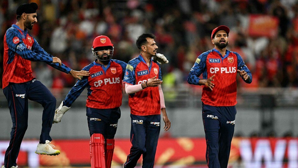 <p><strong>పంజాబ్​ కింగ్స్​- </strong>మిగిలిన జట్లతో పోలిస్తే పంజాబ్ మెరుగైన స్థితిలో ఉంది. వీరు ఇప్పటివరకు 10 మ్యాచ్‌లే ఆడి 13 పాయింట్లు సాధించారు. చేతిలో ఉన్న నాలుగు మ్యాచ్‌ల్లో రెండింటిలో గెలిస్తే 17 పాయింట్లతో గ్యారెంటీగా ప్లేఆఫ్స్‌కు చేరుకుంటారు.</p>