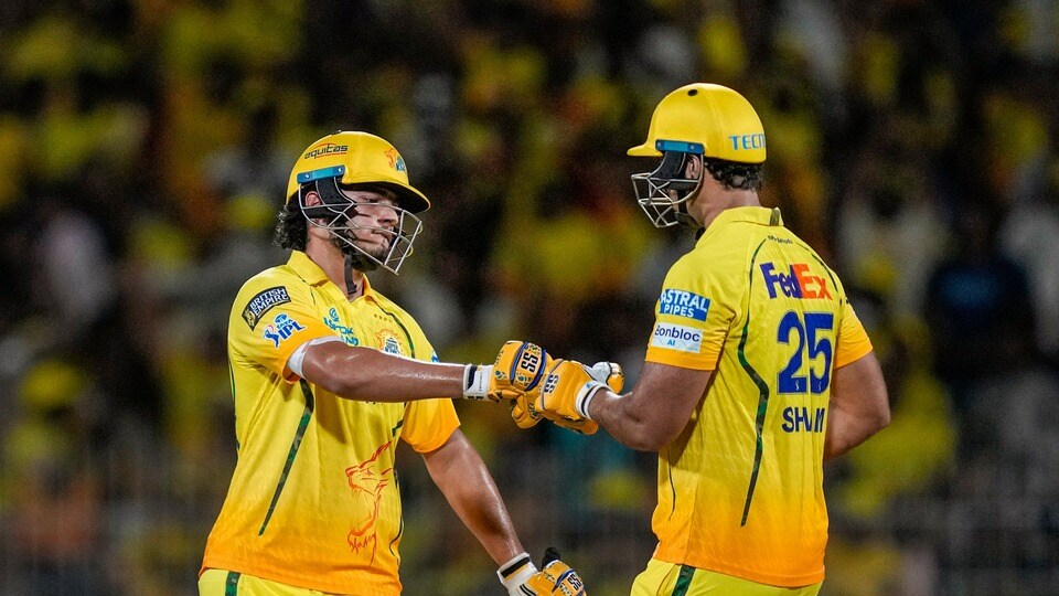<p><strong>సీఎస్​కే- </strong>ఐదుసార్లు టైటిల్ గెలిచిన చెన్నై ఇప్పుడు క్లిష్ట పరిస్థితుల్లో ఉంది. 16 పాయింట్ల మార్కును చేరాలంటే మిగిలిన మూడు మ్యాచ్‌ల్లో కనీసం రెండు గెలవాలి. ఒకవేళ 16 పాయింట్ల వద్ద నిలిచినా, వీరి రన్​రేట్ (+0.185) తక్కువగా ఉండటం వల్ల ఇతర జట్ల ఫలితాలపై ఆధారపడాల్సి వస్తుంది. కాబట్టి అన్ని మ్యాచ్‌లు గెలవడం చెన్నైకి అత్యవసరం.</p>(PTI)