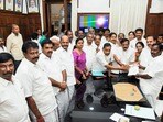 ఏఐఏడీఎంకే శాసనసభా పక్ష నేతగా ఎడప్పడి కె.పళనిస్వామిని ఎన్నుకున్నట్టు ప్రొటెమ్ స్పీకర్‌కు లేఖ అందజేస్తున్న ఏఐఏడీఎంకే సభ్యులు(@AIADMKITWINGOFL)
