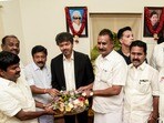 ఏఐఏడీఎంకే నేతలు సీవీ షణ్ముగం, ఎస్పీ వేలుమణి తదితరులతో ముఖ్యమంత్రి విజయ్(PTI)