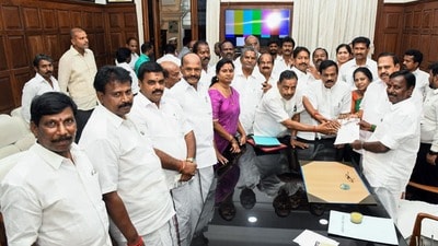 ఏఐఏడీఎంకే శాసనసభా పక్ష నేతగా ఎడప్పడి కె.పళనిస్వామిని ఎన్నుకున్నట్టు ప్రొటెమ్ స్పీకర్కు లేఖ అందజేస్తున్న ఏఐఏడీఎంకే సభ్యులు (@AIADMKITWINGOFL) ఏఐఏడీఎంకే శాసనసభా పక్ష నేతగా ఎడప్పడి కె.పళనిస్వామిని ఎన్నుకున్నట్టు ప్రొటెమ్ స్పీకర్కు లేఖ అందజేస్తున్న ఏఐఏడీఎంకే సభ్యులు (@AIADMKITWINGOFL)