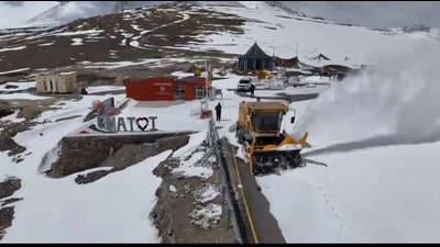 Heavy snow cutting machinery was deployed in a synchronised manner. (File)
