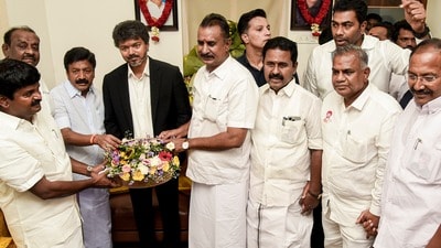ఏఐఏడీఎంకే నేతలు సీవీ షణ్ముగం, ఎస్పీ వేలుమణి తదితరులతో ముఖ్యమంత్రి విజయ్ (PTI) ఏఐఏడీఎంకే నేతలు సీవీ షణ్ముగం, ఎస్పీ వేలుమణి తదితరులతో ముఖ్యమంత్రి విజయ్ (PTI)