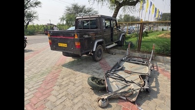 The damaged e-rickshaw and the pickup truck after the accident in Abohar on Tuesday. (HT photo)