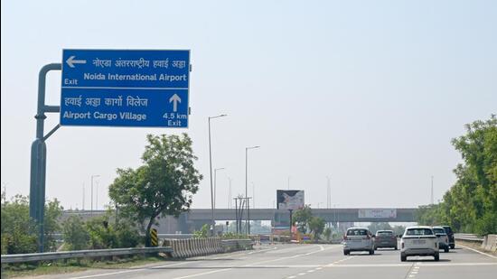 Officials argue that when it was started, this was the only expressway. In the feasibility report, vehicle estimates were only up to Agra. Now there are far more vehicles here. Therefore, there is no need to increase the toll. (Sunil Ghosh/HT Photo)