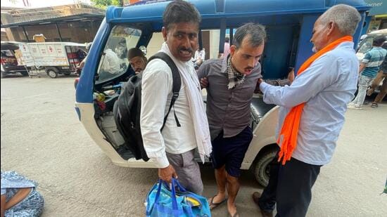 Several patients and attendants alleged that despite waiting for hours, ambulances failed to arrive, forcing them to transport patients in e-rickshaws. (HT)