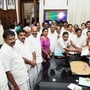 ఏఐఏడీఎంకే శాసనసభా పక్ష నేతగా ఎడప్పడి కె.పళనిస్వామిని ఎన్నుకున్నట్టు ప్రొటెమ్ స్పీకర్‌కు లేఖ అందజేస్తున్న ఏఐఏడీఎంకే సభ్యులు