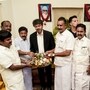 ఏఐఏడీఎంకే నేతలు సీవీ షణ్ముగం, ఎస్పీ వేలుమణి తదితరులతో ముఖ్యమంత్రి విజయ్