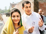 భార్య అపర్ణాయాదవ్‌తో ప్రతీక్ యాదవ్