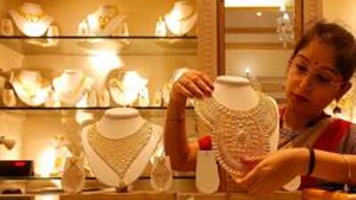 FILE PHOTO: A saleswoman displays a gold necklace inside a jewellery showroom on the occasion of Akshaya Tritiya, a major gold buying festival, in Kolkata, India, May 7, 2019. REUTERS/Rupak De Chowdhuri/File Photo (REUTERS)