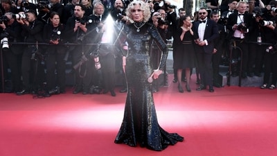 Jane Fonda looked elegant in a black full-sleeved sequin ensemble by Gucci, styled with statement jewellery from Pomellato. (AFP) Jane Fonda looked elegant in a black full-sleeved sequin ensemble by Gucci, styled with statement jewellery from Pomellato. (AFP)