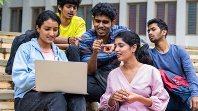 <p>ఈ ప్రవేశ పరీక్ష ద్వారా ఉస్మానియా, కాకతీయ, తెలంగాణ, మహాత్మా గాంధీ, పాలమూరు, శాతవాహన, జవహర్లాల్ నెహ్రూ టెక్నాలజికల్ యూనివర్సిటీ వంటి ప్రముఖ వర్సిటీల్లోని పీజీ, పీజీ డిప్లొమా, ఐదేళ్ల ఇంటిగ్రేటెడ్ కోర్సుల్లో సీట్లను భర్తీ చేస్తారు. ఆన్లైన్ దరఖాస్తుల స్వీకరణ, పరీక్ష తేదీలు మరియు ఇతర పూర్తి వివరాలు నేడు విడుదలయ్యే నోటిఫికేషన్లో వెల్లడించనున్నారు.</p><p> </p> <p>ఈ ప్రవేశ పరీక్ష ద్వారా ఉస్మానియా, కాకతీయ, తెలంగాణ, మహాత్మా గాంధీ, పాలమూరు, శాతవాహన, జవహర్లాల్ నెహ్రూ టెక్నాలజికల్ యూనివర్సిటీ వంటి ప్రముఖ వర్సిటీల్లోని పీజీ, పీజీ డిప్లొమా, ఐదేళ్ల ఇంటిగ్రేటెడ్ కోర్సుల్లో సీట్లను భర్తీ చేస్తారు. ఆన్లైన్ దరఖాస్తుల స్వీకరణ, పరీక్ష తేదీలు మరియు ఇతర పూర్తి వివరాలు నేడు విడుదలయ్యే నోటిఫికేషన్లో వెల్లడించనున్నారు.</p><p> </p>