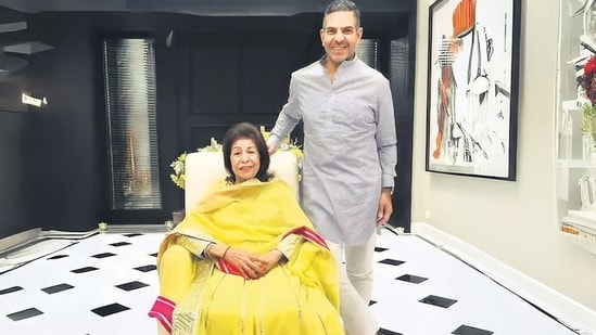 Late businessman Sunjay Kapur with his mother Rani Kapur. (File Photo) (HT_PRINT)