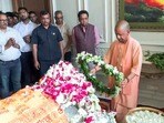 ప్రతీక్ యాదవ్ భౌతిక కాయానికి నివాళి అర్పిస్తున్న యూపీ ముఖ్యమంత్రి యోగి ఆదిత్యనాథ్ దాస్
(ANI Video Grab)