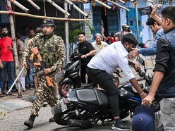 সোমবার ও মঙ্গলবার মিলিয়ে মোট ২ হাজার ৬৬১টি মামলা দায়ের করেছে কলকাতা পুলিশ। এবং বুধবার বিকেল পর্যন্ত সেই সংখ্যাটা বেড়ে ৩৩০২-তে পৌঁছেছে। 