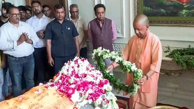 ప్రతీక్ యాదవ్ భౌతిక కాయానికి నివాళి అర్పిస్తున్న యూపీ ముఖ్యమంత్రి యోగి ఆదిత్యనాథ్ దాస్ (ANI Video Grab) ప్రతీక్ యాదవ్ భౌతిక కాయానికి నివాళి అర్పిస్తున్న యూపీ ముఖ్యమంత్రి యోగి ఆదిత్యనాథ్ దాస్ (ANI Video Grab)