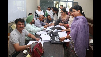 Census duty kits being distributed to the employees in Government Rajindra College in Bathinda. (Sanjeev Kumar/HT) Census duty kits being distributed to the employees in Government Rajindra College in Bathinda. (Sanjeev Kumar/HT)