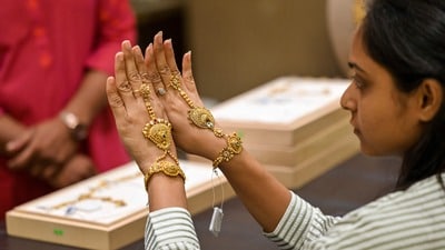 Gold Astrology Benefits: బంగారం ధరిస్తున్నారా? ఈ రాశుల వారు పొరపాటున ధరిస్తే కష్టాలు తప్పవు! (AFP) Gold Astrology Benefits: బంగారం ధరిస్తున్నారా? ఈ రాశుల వారు పొరపాటున ధరిస్తే కష్టాలు తప్పవు! (AFP)