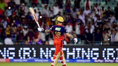 <p>ప్రస్తుతం జరుగతున్న ఐపీఎల్ టీ20 టోర్నీలో వరుసగా రెండు మ్యాచ్ల్లో డకౌట్ అయి తీవ్ర ఒత్తిడిలో ఉన్న కోహ్లీ, కేకేఆర్పై తన ప్రతాపం చూపాడు. కేవలం 60 బంతుల్లో 11 ఫోర్లు, 3 సిక్సర్లతో 105 పరుగులు చేసి అజేయంగా నిలిచాడు. ఇది కోహ్లీకి ఐపీఎల్లో 9వ సెంచరీ కాగా, ఓవరాల్ టీ20 క్రికెట్లో 10వ సెంచరీ. తద్వారా టీ20 ఫార్మాట్లో 10 సెంచరీలు బాదిన తొలి భారతీయుడిగా విరాట్ నిలిచాడు. టీ20ల్లో అత్యధిక సెంచరీలు చేసిన జాబితాలో క్రిస్ గేల్ (22), బాబర్ ఆజం (13) తర్వాత డేవిడ్ వార్నర్తో కలిసి కోహ్లీ మూడో స్థానంలో ఉన్నాడు.</p><p> </p> (ANI Pic Service) <p>ప్రస్తుతం జరుగతున్న ఐపీఎల్ టీ20 టోర్నీలో వరుసగా రెండు మ్యాచ్ల్లో డకౌట్ అయి తీవ్ర ఒత్తిడిలో ఉన్న కోహ్లీ, కేకేఆర్పై తన ప్రతాపం చూపాడు. కేవలం 60 బంతుల్లో 11 ఫోర్లు, 3 సిక్సర్లతో 105 పరుగులు చేసి అజేయంగా నిలిచాడు. ఇది కోహ్లీకి ఐపీఎల్లో 9వ సెంచరీ కాగా, ఓవరాల్ టీ20 క్రికెట్లో 10వ సెంచరీ. తద్వారా టీ20 ఫార్మాట్లో 10 సెంచరీలు బాదిన తొలి భారతీయుడిగా విరాట్ నిలిచాడు. టీ20ల్లో అత్యధిక సెంచరీలు చేసిన జాబితాలో క్రిస్ గేల్ (22), బాబర్ ఆజం (13) తర్వాత డేవిడ్ వార్నర్తో కలిసి కోహ్లీ మూడో స్థానంలో ఉన్నాడు.</p><p> </p> (ANI Pic Service)