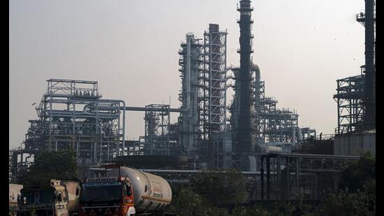 Is the government prepared to hold retail fuel prices as long as crude prices stay high? What prevents it from raising retail prices? Is it the hope that voluntary rationalisation of fuel consumption will ease demand and the fiscal burden? (Bloomberg)
