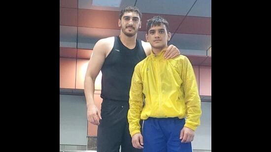 Mohammad Yasir (R) with his coach Ishtiaq Malik. (HT Photo)