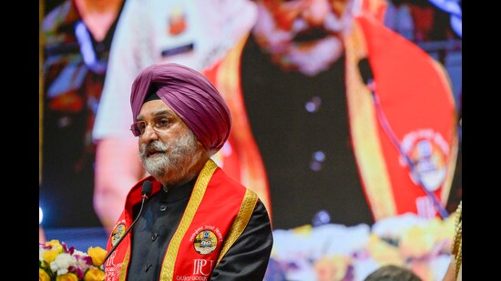 The LG also directed universities to involve students in issues such as women’s safety, waste management, groundwater recharge, green mobility and urban sustainability. (RAJ K RAJ /HT PHOTO)