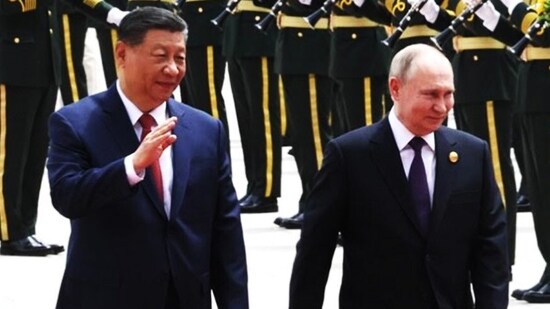 Russian president Vladimir Putin with Chinese President Xi Jinping (File photo)
