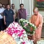 ప్రతీక్ యాదవ్ భౌతిక కాయానికి నివాళి అర్పిస్తున్న యూపీ ముఖ్యమంత్రి యోగి ఆదిత్యనాథ్ దాస్ 
