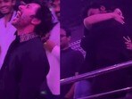 RJ Balaji: సినిమా చూసి.. గట్టి గట్టిగా అరిచి.. త్రిషను హగ్ చేసుకొని.. థియేటర్లో కరప్పు డైరెక్టర్ హంగామా.. వీడియో వైరల్