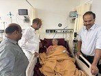 గుండె పోటుకు గురై హాస్పిటల్లో చికిత్స పొందుతున్న తల్లి శకుంతలను పరామర్శిస్తున్న బండి సంజయ్