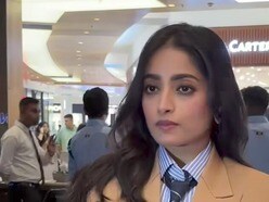 প্রচন্ড গরমে ব্লেজার পরে ‘সপ্তডিঙ্গার গুপ্তধন’- এর প্রিমিয়ারে হাজির ইশা