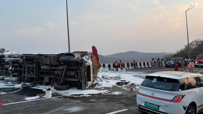 A truck transporting paint material reportedly lost control while heading from Pune towards Mumbai and rammed into another truck and a container truck moving ahead of it. A truck transporting paint material reportedly lost control while heading from Pune towards Mumbai and rammed into another truck and a container truck moving ahead of it.