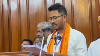‘শিক্ষিতের পরিচয় তাঁর মুখের ভাষায়…', ঝরঝরে সংস্কৃত উচ্চারণ, হিরণের শপথ পাঠে মুগ্ধ নেটপাড়া ‘শিক্ষিতের পরিচয় তাঁর মুখের ভাষায়…', ঝরঝরে সংস্কৃত উচ্চারণ, হিরণের শপথ পাঠে মুগ্ধ নেটপাড়া