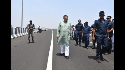 Union minister for road transport and highways Nitin Gadkari on Friday reviewed the progress of the Sant Tukaram Maharaj Palkhi Marg on Friday. (HT PHOTO) Union minister for road transport and highways Nitin Gadkari on Friday reviewed the progress of the Sant Tukaram Maharaj Palkhi Marg on Friday. (HT PHOTO)