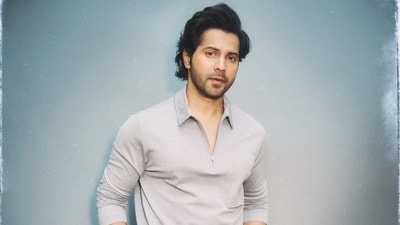 అదిరిపోయిన హీరో వరుణ్ ధావన్ మార్కెటింగ్ స్ట్రాటజీ- ఒకేసారి 3500 మంది స్టూడెంట్లతో- మీమ్స్తో అలా!
Varun Dhawan Movi అదిరిపోయిన హీరో వరుణ్ ధావన్ మార్కెటింగ్ స్ట్రాటజీ- ఒకేసారి 3500 మంది స్టూడెంట్లతో- మీమ్స్తో అలా!
Varun Dhawan Movi