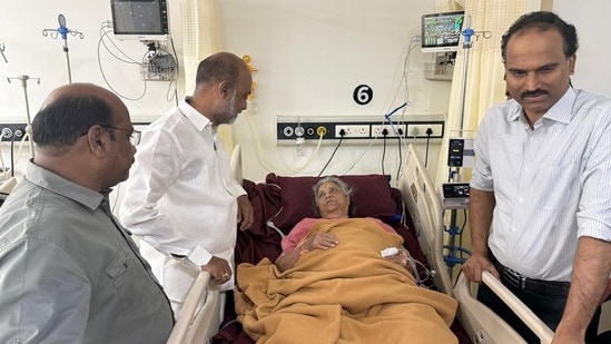 గుండె పోటుకు గురై హాస్పిటల్లో చికిత్స పొందుతున్న తల్లి శకుంతలను పరామర్శిస్తున్న బండి సంజయ్