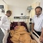 గుండె పోటుకు గురై హాస్పిటల్లో చికిత్స పొందుతున్న తల్లి శకుంతలను పరామర్శిస్తున్న బండి సంజయ్