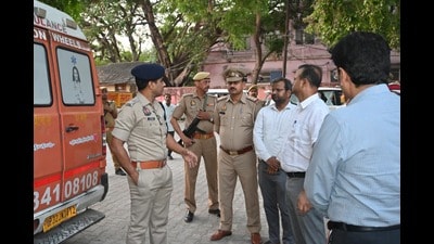 Police officials at the postmortem house. (HT ) Police officials at the postmortem house. (HT )