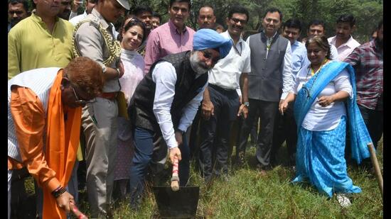 Lieutenant Governor Taranjit Singh Sandhu at District Park, Paschim Vihar, on Saturday. (HT Photo)